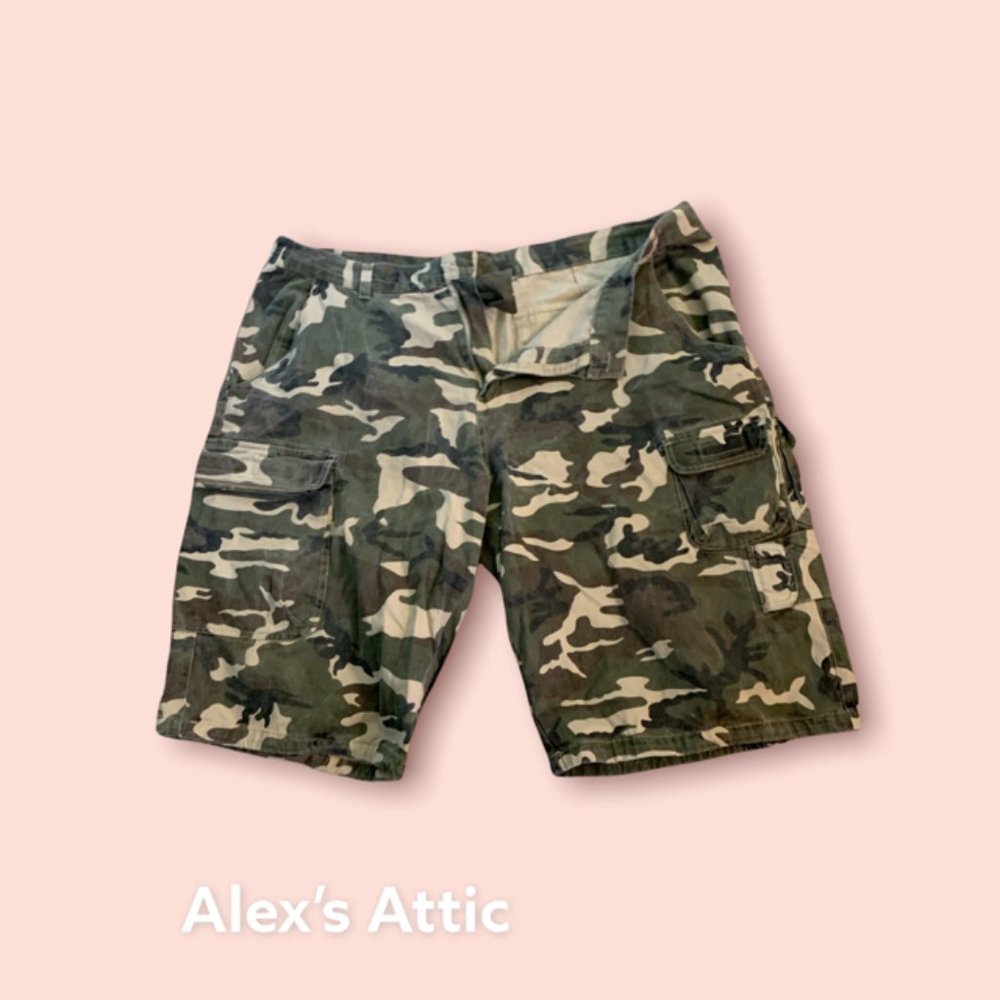 Mens Brooklyn Basement Camo Cargo Shorts Size 44 pre-owned
